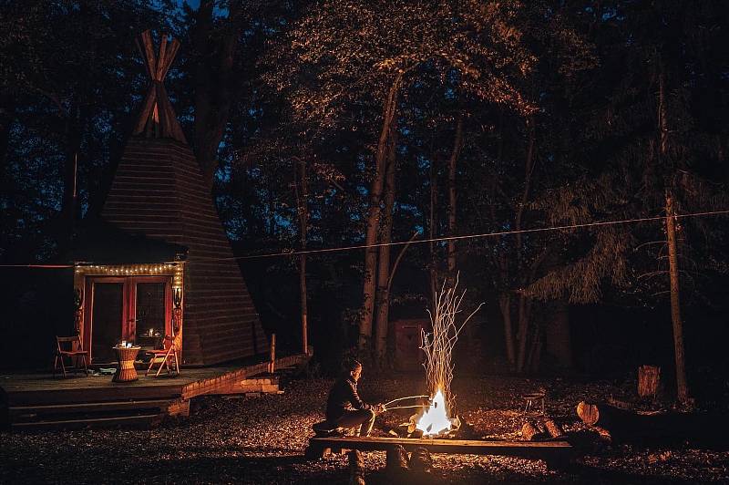 Průkopníci luxusního stanování tzv. glampingu v jižních Čechách v místní části obce Záboří na Českobudějovicku se i po 13 letech těší velké návštěvnosti. Otevřeli si také hospůdku a zvířecí park.