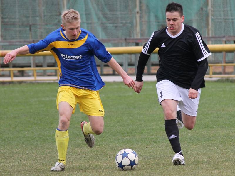 Filip Votava (u míče) nastřílel Lokomotivě hattrick.