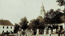 Náměstí v Dolním Bukovsku v roce 1895. Snímky zaslala knihovniceMarkéta Farková.