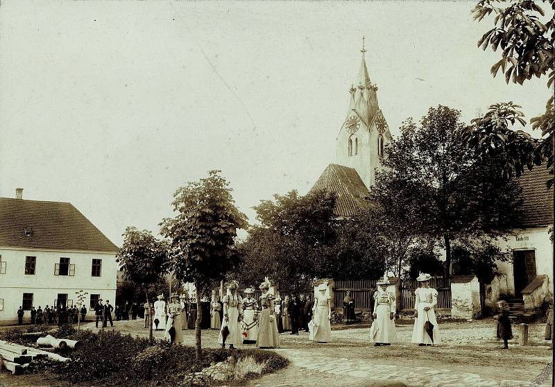 Náměstí v Dolním Bukovsku v roce 1895. Snímky zaslala knihovniceMarkéta Farková.