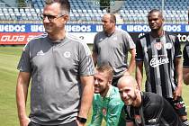Fotbalisté Dynama vstoupí do nového ročníku I. ligy v neděli doma proti Teplicím (na snímku z předligového fotografování sportovní manažer Martin Vozábal a nový kapitán týmu Martin Králik.