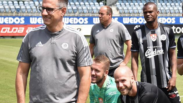 Fotbalisté Dynama vstoupí do nového ročníku I. ligy v neděli doma proti Teplicím (na snímku z předligového fotografování sportovní manažer Martin Vozábal a nový kapitán týmu Martin Králik.