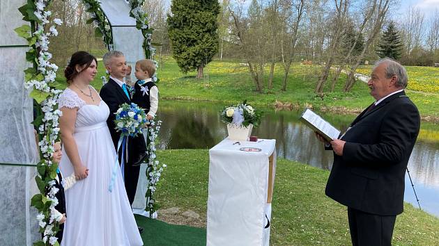 Roušky směli učástníci svatby odložit pouze během obřadu
