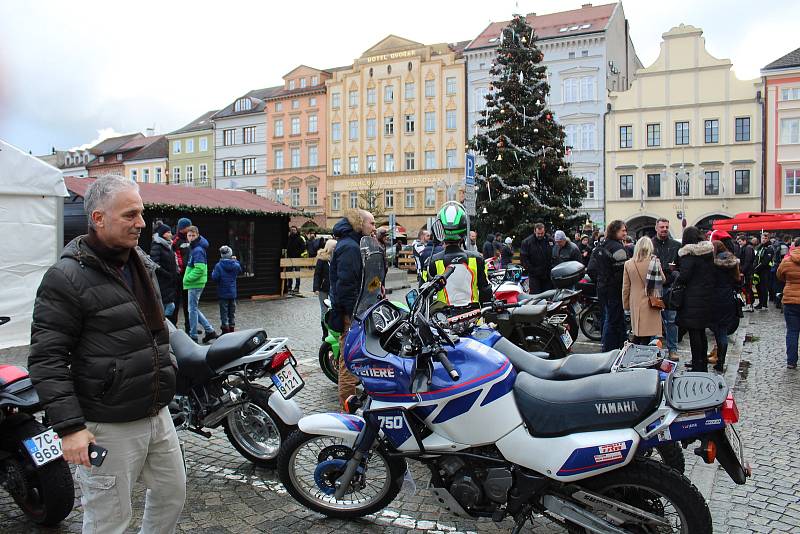 Sraz motorkářů na budějovickém náměstí Přemysla Otakara II. na Štědrý den v poledne.