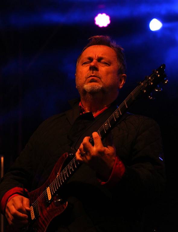Na Svatováclavských slavnostech v Českém Krumlově hrála 26. září rocková Supergroup. Na snímku Michal Pavlíček.