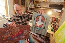 Malíř a scénograf Tomáš Paul, který žil poslední léta v Třeboni, zemřel 6. května 2015. Bylo mu 68 let. Na snímku z roku 2013 ve svém třeboňském ateliéru.