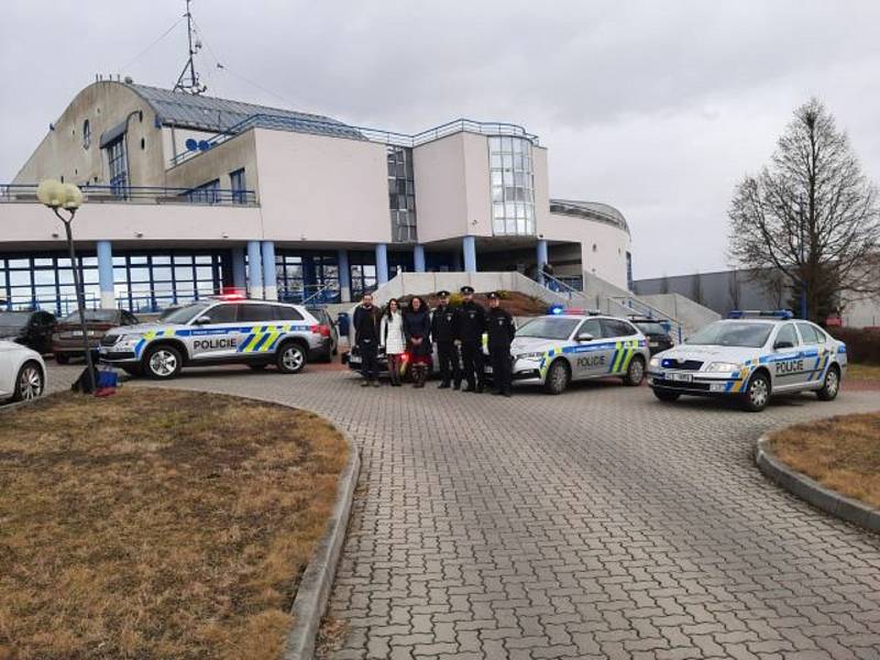 Uctění obětí trestných činů před policejními odděleními.