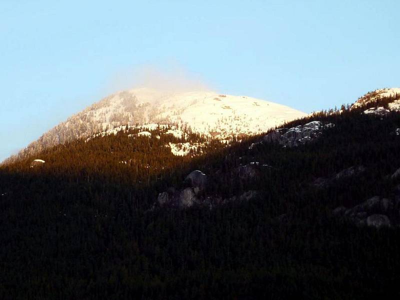 Východ slunce na Squamish a my jdeme do práce