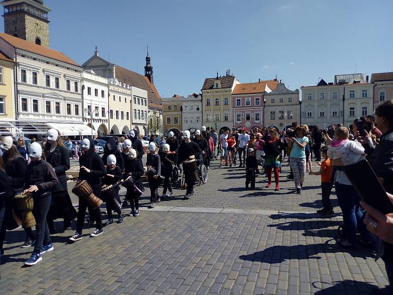 Na Velký pátek lidé sledovali průvod městem Velikonoční hrkání Divadla Víti Marčíka. Ve 12 h hrkání symbolizovalo Golgotu.