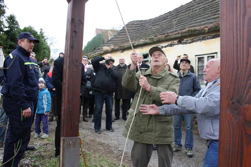 V Boršově vysvětili a znovu zavěsili ukradený zvon.Jako první na něj zazvonil František Štika.