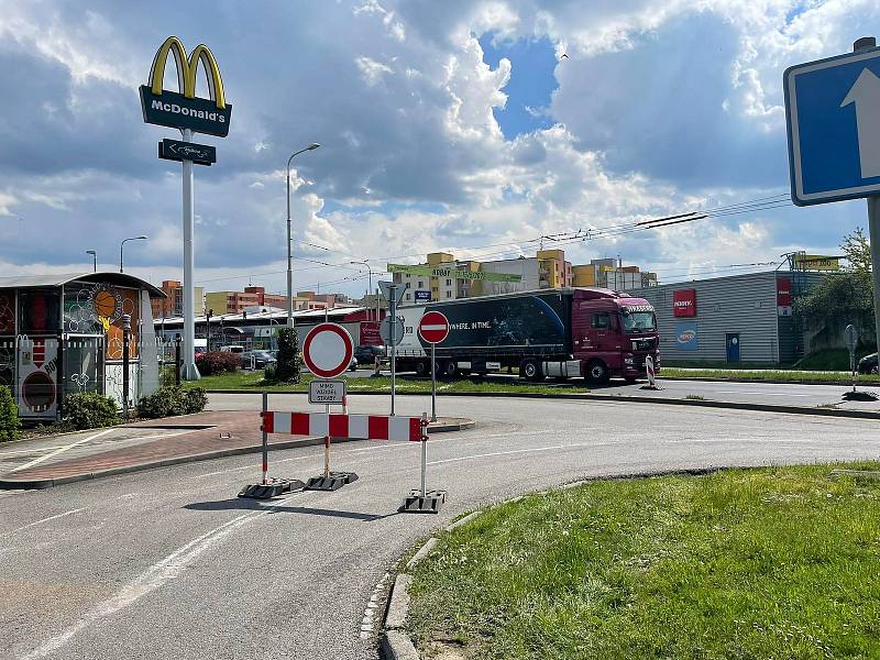 Dopravní komplikace na opravované Strakonické v Českých Budějovicích v úterý 3. května.