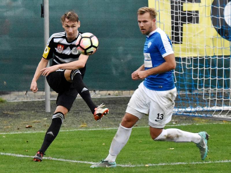 V jarním derby hrálo Dynamo s Táborskem na Střeleckém ostrově 1:1 (na snímku Pavel Novák odkopává před hostujícím Zbyňkem Musiolem), jak to dopadne v neděli v Táboře?