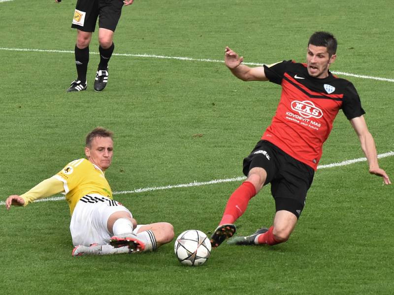 Patrik Čavoš v souboji s Petrem Javorkem: Dynamo ČB - Táborsko v druholigovém derby 1:1.