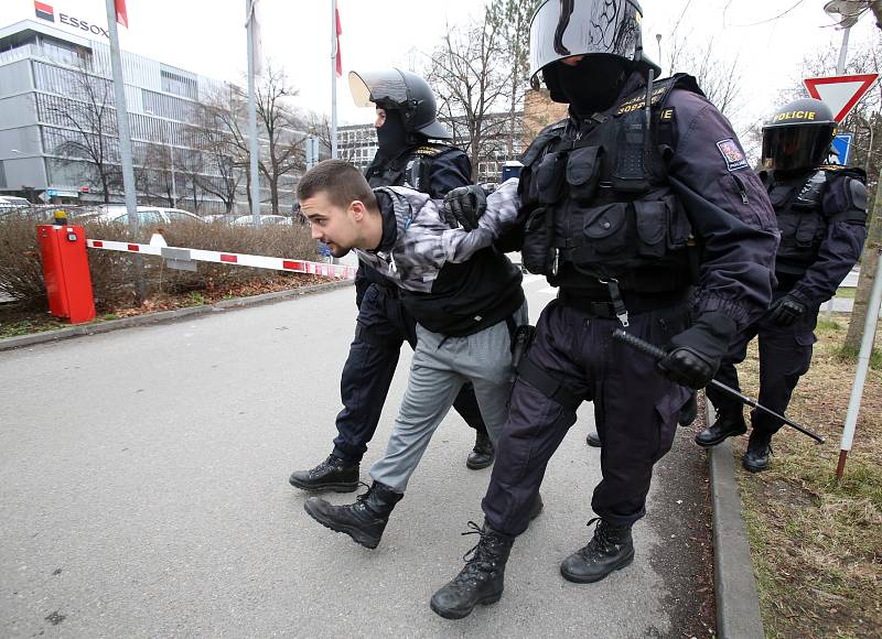 Motor nehrál. Přesto z českobudějovické Budvar Arény vyváděli policisté nevychované fanoušky. Celkem 250 lidí se zapojilo do součinnostního policejního cvičení.