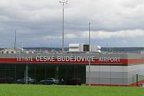 Jihočeské letiště v Českých Budějovicích zahájí provoz v srpnu roku 2023, aktuálně se školí zaměstnanci i celníci, připravuje se technika i potřebné systémy.