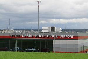 Jihočeské letiště v Českých Budějovicích zahájí provoz v srpnu. Aktuálně se školí zaměstnanci i celníci, připravují se technika i potřebné systémy.