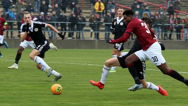 Maksym Talovierov v zápase Dynama na Spartě stíhá Tetteha.