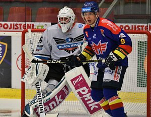 V posledním domácím přípravném duelu vyhráli hokejisté Madeta Motoru nad Lincem 4:3. Na snímku je útočník Václav Karabáček před hostujícím gólmanem Kickertem.