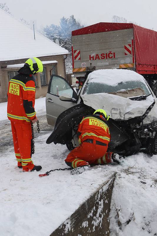 Osobní vozidlo po střetu s vlakem na přejezdu v Kamenném Újezdu.