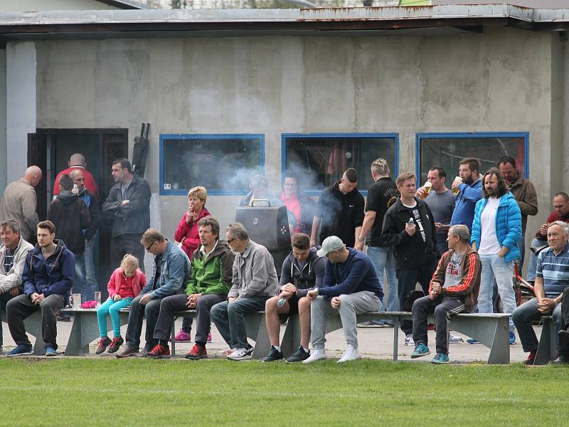 Fotbalisté Nemanic prohrávali doma s Velešínem 0:2 a 1:3 a gólem v závěru stihli už je snížit: v I.A Nemanice - Velešín 2:3 (0:1).