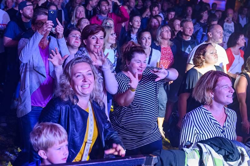 Koncert kapely Tata Bojs v Českém Krumlově si  návštěvníci jaksepatří užili. Foto: Pavel Sojka