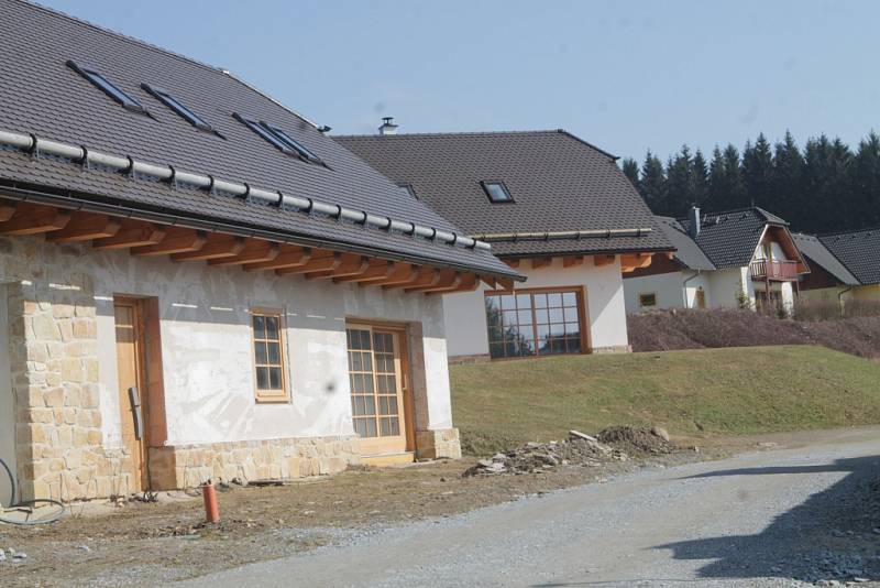 Jeden z nově budovaných domů ve Slupečné  pod lipenským vrchem Kramolín, kde se má zabydlet i jihočeský hejtman Jiří Zimola.