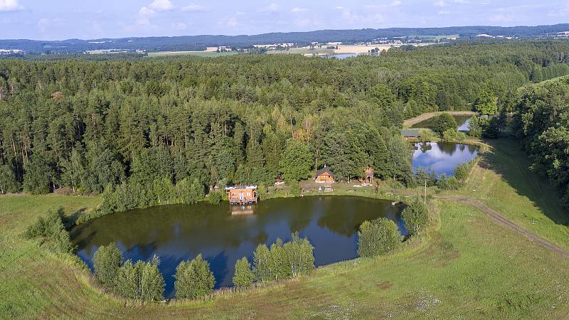 Nedaleko Višňové lze v zastrčené lokalitě u lesa a rybníčku daleko od městského ruchu najít jedinečné dřevěné stavby. Ubytování v plovoucím srubu, či stromovém domě lze spojit i s rybařením.