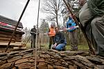 Archeologové spolu s jeskyňáři prozkoumali studnu Mikšova dvoru v Trocnově.