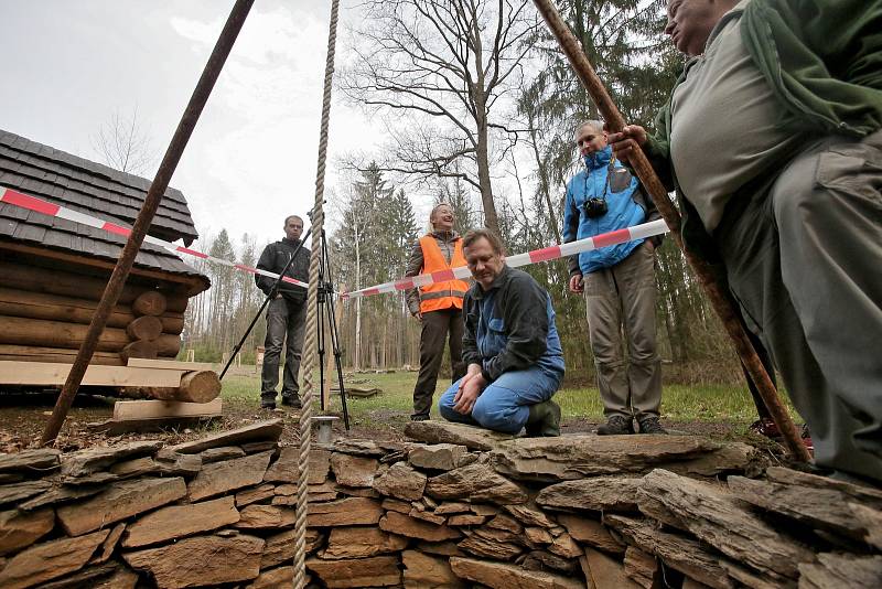 Archeologové spolu s jeskyňáři prozkoumali studnu Mikšova dvoru v Trocnově.