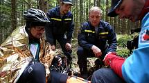 Na Stožci cvičili policisté, hasiči, záchranáři a stržáci Šumavy spolupráci při záchraně neukázněných cyklistů