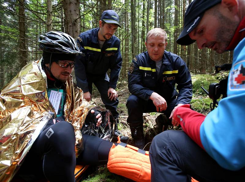 Na Stožci cvičili policisté, hasiči, záchranáři a stržáci Šumavy spolupráci při záchraně neukázněných cyklistů