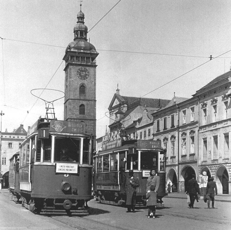 Tramvaje jezdily na hlavní budějovické náměstí od roku 1909. Jejich éra tu skončila rokem 1950.