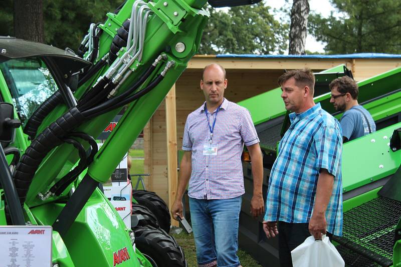 Zemědělský veletrh láká zájemce z řad široké i odborné veřejnosti. Návštěvníkům se představují zemědělci, prodejci i státní instituce.