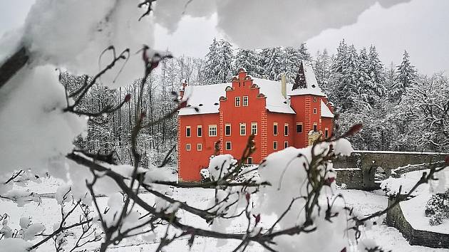 Fasáda zámku Červená Lhota, v jehož zdech plyne život už 600 let, teď na sněhu vynikne ještě více než kdy jindy.