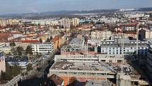 Zvětšené a modernější obchodní centrum na budějovické Pražské třídě se otevře koncem října.