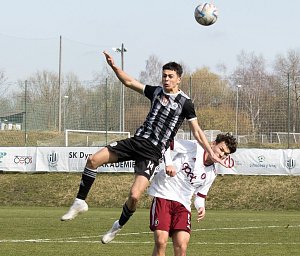 Devatenáctka Dynama hrála v I. lize dorostu s Libercem 3:3 (na snímku z předchozího utkání se Spartou vlevo ve vzdušném souboji Dominik Němec).