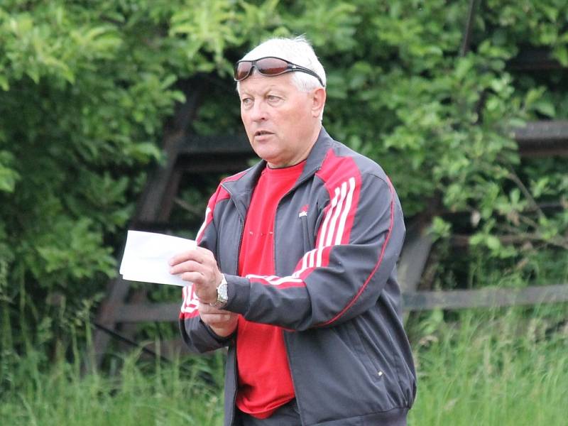 Fotbalisté SK Čtyři Dvory doma Borovany nijak nešetřili, vyhráli 7:0, hosté musí ještě záchranu potvrdit.. 