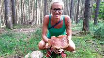 Eva Cieslarová si vyrazila se psem, odnesla si z lesa batoh plný hub.