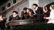 Česká komedie Ženy Jindřicha VIII  aneb chudák králem na otáčivém hledišti v Českém Krumlově