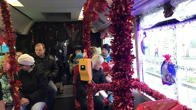 Mikulášskou jízdu musely letos České Budějovice oželet. Projet se však můžete vánočním autobusem.