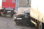 Smrtelná nehoda ukončila krátce po 7. h život řidiče osobního vozu, který se čelně střetl s nákladním vozem.