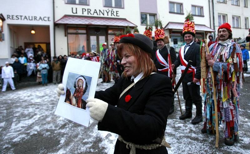 V Hořicích na Šumavě sice založili masopustní koledu teprve před 20ti lety, ale obec má kvalitní ochotnickou základnu prověřenou tradičními Pašíjovými hrami, takže nechyběly dokonalé masky, dvě posádky střelmistrů se předháněly v hlasitosti.