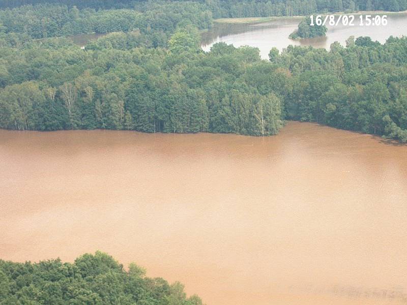 Povodeň na Jindřichohradecku 16. srpna 2002, a jednání krizového štábu s bývalým hejtmanem Janem Zahradníkem přímo na hrázi rybníka Rožmberk.