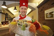 Kuchař Marek Janeba se specializuje na japonskou kuchyni. Často naráží na rozšířený omyl, že základem sushi je syrová ryba. Slovo přitom v doslovném překladu znamená okyselená rýže.