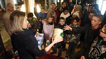 V Kavárně Lanna převzaly děti z dětského domova v Boršově nad Vltavou vánoční dárky.
