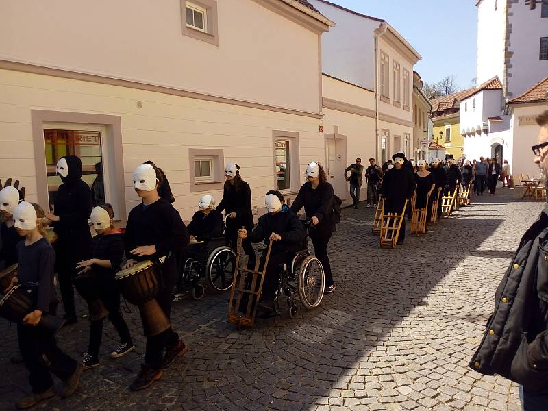 Na Velký pátek lidé sledovali průvod městem Velikonoční hrkání Divadla Víti Marčíka. Ve 12 h hrkání symbolizovalo Golgotu.