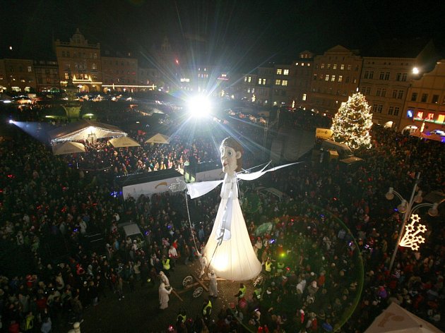 Tradičně plné náměstí se v Českých Budějovicích čeká 5. prosince 2014 na přílet anděla z Černé věže, dvanáctimetrová loutka Divadla Kvelb pobaví dole na náměstí.