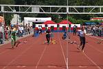 V sobotu před polednem začal na českobudějovickém stadionu TJ Sokol závod profesionálních hasičů v běhu na 100 metrů s překážkami.