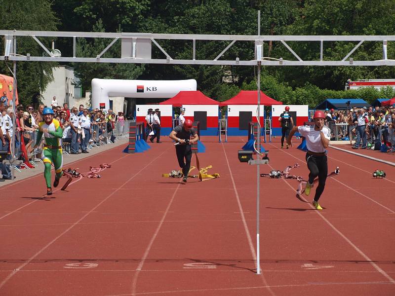 V sobotu před polednem začal na českobudějovickém stadionu TJ Sokol závod profesionálních hasičů v běhu na 100 metrů s překážkami.