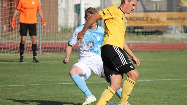 Patrik Čavoš v J. Hradci v utkání Mol Cupu zakládá jednu z útočných akcí Dynama, které nakonec u Vajgaru vyhrálo 4:1.